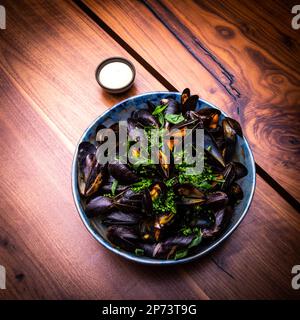 Fruits de mer appétissants servis dans des plats à l'ancienne. Banque D'Images