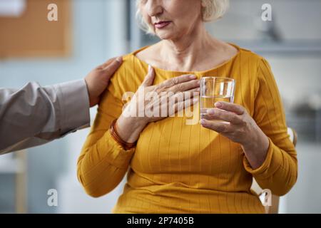 Portrait court d'une femme âgée émotive partageant son histoire dans un groupe de soutien en santé mentale Banque D'Images