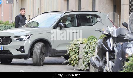 Milan, . 07th mars 2023. Milan, 07-03-2023 Zlatan Ibrahimovic, attaquant de l'AC Milan, après un déjeuner rapide dans un restaurant bien connu dans le centre rentre à la maison et entre dans l'une de ses nombreuses voitures pour aller à l'entraînement. Crédit : Agence photo indépendante/Alamy Live News Banque D'Images