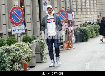 Milan, . 07th mars 2023. Milan, 07-03-2023 Zlatan Ibrahimovic, attaquant de l'AC Milan, après un déjeuner rapide dans un restaurant bien connu dans le centre rentre à la maison et entre dans l'une de ses nombreuses voitures pour aller à l'entraînement. Crédit : Agence photo indépendante/Alamy Live News Banque D'Images