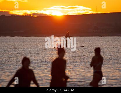 Portobello, Édimbourg, Écosse, Royaume-Uni. 8th mars 2023. Journée internationale de la femme, le plongeon de la natation 2023 a été reporté à moins 5 degrés de température. En raison des prévisions météorologiques extrêmes et des conseils des membres de l’équipe de sécurité de la RNLI, les organisateurs ont pris la décision difficile d’annuler le plongeon 2023 de la Journée internationale de la femme, mais des centaines de personnes se sont présentées à la plage. Credit: Archwhite/alamy Live news. Banque D'Images