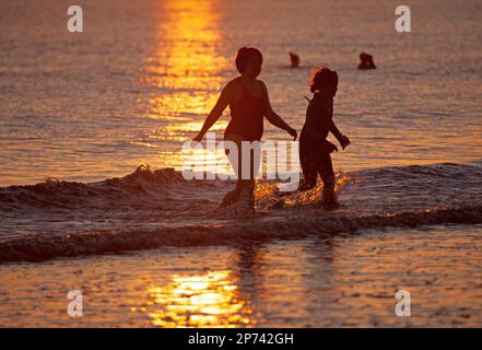 Portobello, Édimbourg, Écosse, Royaume-Uni. 8th mars 2023. Journée internationale de la femme, le plongeon de la natation 2023 a été reporté à moins 5 degrés de température. En raison des prévisions météorologiques extrêmes et des conseils des membres de l’équipe de sécurité de la RNLI, les organisateurs ont pris la décision difficile d’annuler le plongeon 2023 de la Journée internationale de la femme, mais des centaines de personnes se sont présentées à la plage. Credit: Archwhite/alamy Live news. Banque D'Images