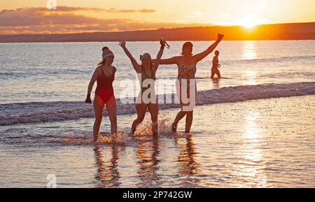 Portobello, Édimbourg, Écosse, Royaume-Uni. 8th mars 2023. Journée internationale de la femme, le plongeon de la natation 2023 a été reporté à moins 5 degrés de température. En raison des prévisions météorologiques extrêmes et des conseils des membres de l’équipe de sécurité de la RNLI, les organisateurs ont pris la décision difficile d’annuler le plongeon 2023 de la Journée internationale de la femme, mais des centaines de personnes se sont présentées à la plage. Credit: Archwhite/alamy Live news. Banque D'Images