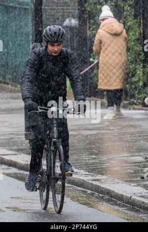 Londres, Royaume-Uni. 8th mars 2023. Les gens se dirigent vers le travail à Hampstead lors de l'arrivée du dernier temps froid. Une journée de neige froide dans le centre de Londres. Crédit : Guy Bell/Alay Live News Banque D'Images