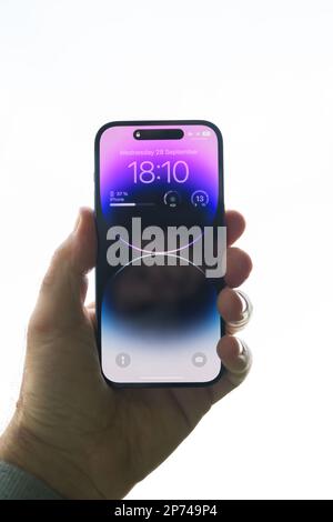 Londres, Royaume-Uni - 28 septembre 2022 : image verticale avec main de client mâle tenant de nouveaux Apple Computers iPhone 14 pro smartphone professionnel par Cupertino société Banque D'Images