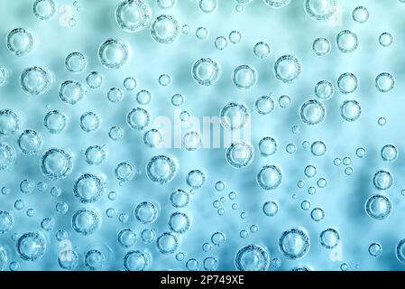 Macro dioxyde de carbone (CO2) bulles dans l'eau sur fond bleu, concept écologique Banque D'Images