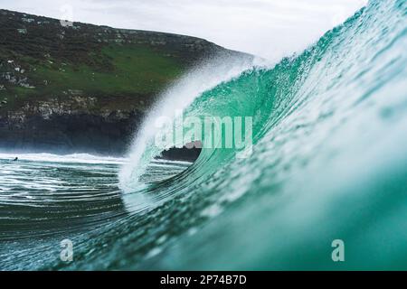 Grande vague verte se brisant à Porth Ceiriad près d'Abersoch Banque D'Images