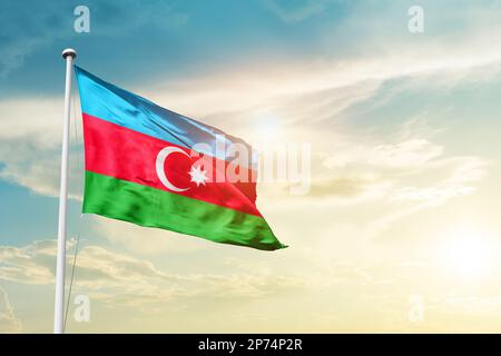 Aerbaijan agitant le drapeau dans le beau ciel.FLFLFLpole Banque D'Images