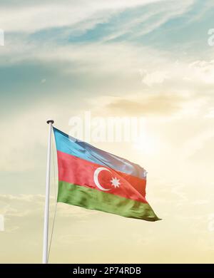 Aerbaijan agitant le drapeau dans le beau ciel.FLFLFLpole Banque D'Images