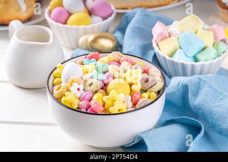 Petit déjeuner pâques bunny Trail mix. Mélange de céréales et de flocons colorés pour le petit-déjeuner, avec œufs au chocolat, guimauve, saupoudrées de sucre, en-cas. Bonbons homem Banque D'Images