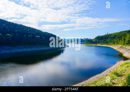 Réservoir Oker près d'Altenau dans les montagnes du Harz. Vue de l'Okertalsperre à l'Oker See et le paysage environnant. Nature idyllique par la wa Banque D'Images