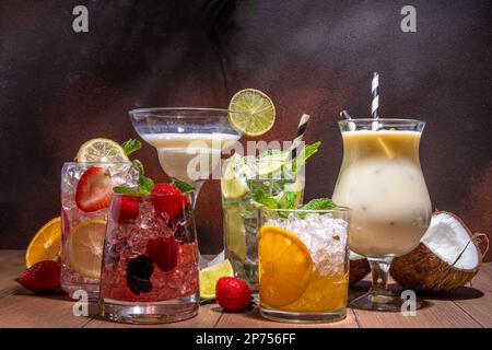 Cocktails d'été boissons. Boissons alcoolisées classiques en version longue, boissons variées, limonades aux baies, citron vert, orange, noix de coco, glace à l'obscurité Banque D'Images