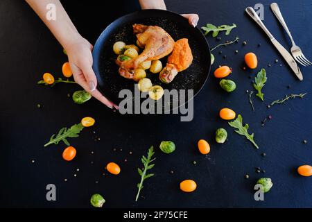 restaurant servant des cuisses de poulet Banque D'Images