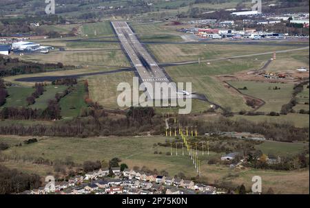 Vue aérienne de l'aéroport de Leeds Bradford LBA en regardant le long de l'approche de la piste 32 depuis le sud-est. Avec le jet passager Ryanair manœuvrant pour le décollage Banque D'Images