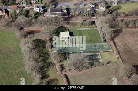 Vue aérienne du club de tennis d'Almscliffe à Weeton, avec la A658 Harrogate Road au sommet du cliché, avec Almscliffe Village Hall et parking en vue Banque D'Images