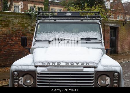 Eton, Windsor, Berkshire, Royaume-Uni. 8th mars 2023. Après une nuit de neige à Eton, le traîneau a commencé à fondre la neige ce matin. De fortes pluies sont prévues pour demain. Crédit : Maureen McLean/Alay Live News Banque D'Images