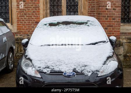 Eton, Windsor, Berkshire, Royaume-Uni. 8th mars 2023. Après une nuit de neige à Eton, le traîneau a commencé à fondre la neige ce matin. De fortes pluies sont prévues pour demain. Crédit : Maureen McLean/Alay Live News Banque D'Images