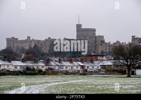 Eton, Windsor, Berkshire, Royaume-Uni. 8th mars 2023. Un léger dépoussiérage de neige sur le Brocas à Eton avec vue sur le château de Windsor. Après une nuit de neige à Eton, le traîneau a commencé à fondre la neige ce matin. De fortes pluies sont prévues pour demain. Crédit : Maureen McLean/Alay Live News Banque D'Images