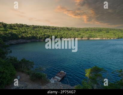 Vue sur la baie de Hamsilos le matin. La plage touristique la plus populaire de la ville de Sinop. Destinations de voyage en Turquie du Nord. Banque D'Images