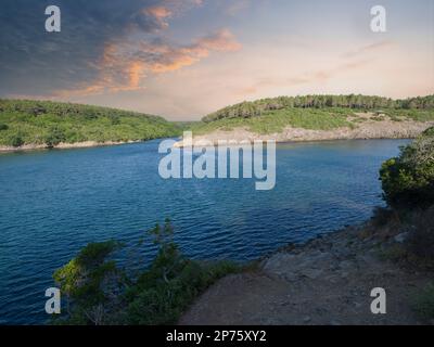 Vue sur la baie de Hamsilos le matin. La plage touristique la plus populaire de la ville de Sinop. Destinations de voyage en Turquie du Nord. Banque D'Images