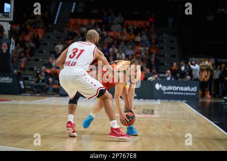 Shavon Shields de EA7 Emporio Armani Milan (L) et Klemen Prepelic de Valencia basket (R) en action pendant la Turkish Airlines Eurolega Regular Sea Banque D'Images