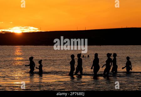 Des centaines de nageurs prennent un bain de soleil au Firth of Forth à Portobello Beach, Édimbourg, pour la Journée internationale de la femme. L'argent recueilli au cours de l'événement doit être donné à l'organisme de bienfaisance Women's Aid et cette année, c'est le 50th anniversaire de la succursale d'Édimbourg. Date de la photo: Mercredi 8 mars 2023. Banque D'Images