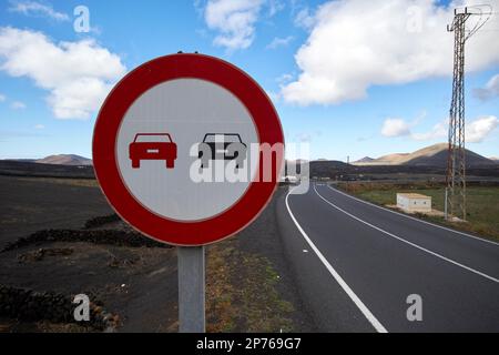 Pas de signe de dépassement sur la route rurale éloignée panneau Lanzarote, îles Canaries, Espagne Banque D'Images