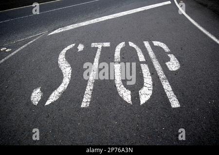 Stop et ligne dans la route sur la route rurale Lanzarote, îles Canaries, Espagne Banque D'Images