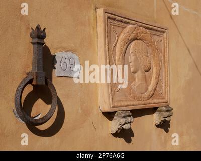 Une plaque décorative montée sur un mur dans le parc public de Montecatini terme avec le visage d'une femme en profil dans le style d'une œuvre d'art romaine ancienne Banque D'Images