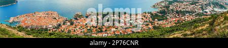 Panorama de Dubrovnik, destination de voyage importante en Croatie, vue très grand angle de la vieille ville et de la nouvelle ville depuis la colline au-dessus Banque D'Images