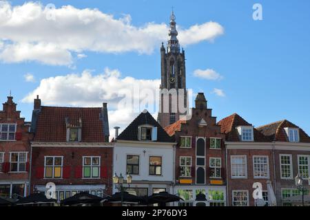 La place principale de Groenmarkt à Amersfoort, Utrecht, pays-Bas, avec façades de maisons historiques et l'onze Lieve Vrouwe Toren (tour de l'église notre-Dame) Banque D'Images