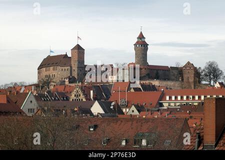 Vue sur le château de Nuremberg depuis les toits rouges, la ville de Nuremberg, la Bavière, l'Allemagne. Les drapeaux à la moitié du personnel. Banque D'Images