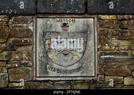 Les armoiries non officielles de Watson sur le mur extérieur d'une maison à New Mills, dans le Derbyshire Banque D'Images