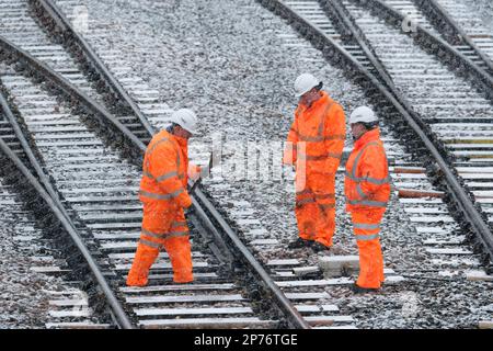 Hereford, Herefordshire, Royaume-Uni - mercredi 8th mars 2023 - Royaume-Uni Météo - réseau des travailleurs de la voie ferroviaire vérifiant les voies et les points comme chutes de neige à Hereford ce matin - les prévisions sont pour la neige et le traîneau à tomber toute la journée dans Herefordshire. Photo Steven May / Alamy Live News Banque D'Images