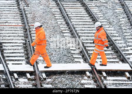 Hereford, Herefordshire, Royaume-Uni - mercredi 8th mars 2023 - Royaume-Uni Météo - réseau des travailleurs de la voie ferrée qui vérifient la voie ferroviaire à mesure que la neige tombe à Hereford ce matin - les prévisions sont pour la neige et le traîneau à tomber toute la journée à Herefordshire. Photo Steven May / Alamy Live News Banque D'Images