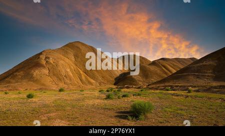 Rainbow Hills à l'heure de sınset. De magnifiques rochers dans la partie la plus occidentale de la Turquie en été. Campagne de Tuzluca - Igdir - Turquie Banque D'Images