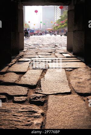 Séoul, Corée du Sud - 2019 mai : trottoirs en pierre au coucher du soleil et vue panoramique sur le ruisseau Cheonggyecheon (Cheonggyecheon) Banque D'Images
