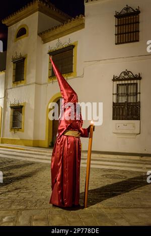 Arahal. Séville. Espagne. 14th avril 2022. Un pénitent de la fraternité de la Misericordia, d'Arahal (Séville), pendant la procession Banque D'Images