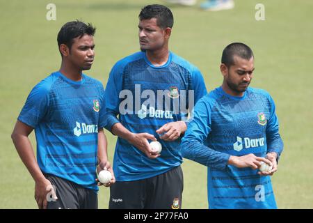 Tanivi Islam, Nasum Ahmed et Mehidy Hasan Miraz au Bangladesh T20 l'équipe de cricket s'exerce avant le premier match de la série à Zahur Ahmed Cho Banque D'Images