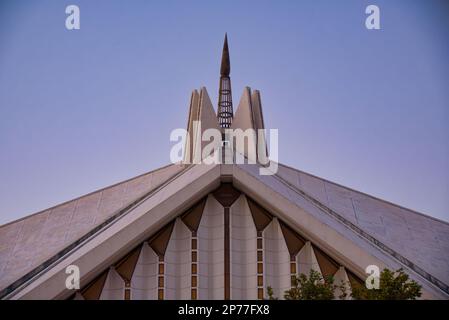 La mosquée Faisal est une mosquée à Islamabad, au Pakistan. Il est situé sur les contreforts des collines de Margalla. La mosquée est dotée d'un décor contemporain consistiti Banque D'Images