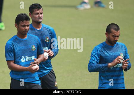 Tanivi Islam, Nasum Ahmed et Mehidy Hasan Miraz au Bangladesh T20 l'équipe de cricket s'exerce avant le premier match de la série à Zahur Ahmed Cho Banque D'Images