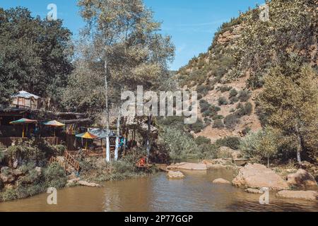 Images de voyage du Maroc, Marrakech et Casablanca. Inclut des images des chutes d'eau d'Ouzoud, du désert d'Agafay et de la mosquée Hassan II. Banque D'Images