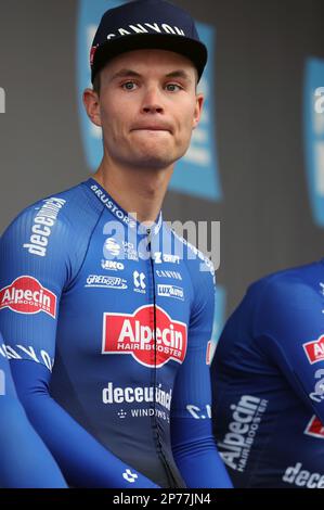 Belge Senne Leysen d'Alpecin-Deceuninck photographié au début de la phase 4 de l'édition 81st de la course cycliste Paris-Nice de huit jours, de Saint-Amand-Montrond à la Loge des gardes (164,7 km) en France, le mercredi 08 mars 2023. BELGA PHOTO DAVID PINTENS Banque D'Images