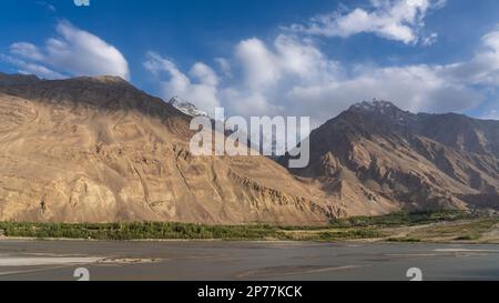 Panorama paysage de la vallée de la rivière Panj dans le corridor de Wakhan avec des sommets enneigés de Hindu Kush du côté de l'Afghanistan, Gorno-Badakshan, Tadjikistan Pamir Banque D'Images