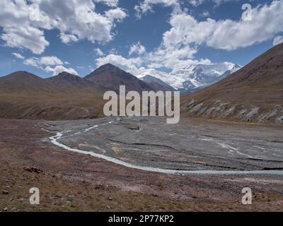 Vue panoramique sur les montagnes enneigées et le lit de la rivière dans la chaîne de montagnes Trans-Alay près de Kyzyl Art, entre le Tadjikistan et le Kirghizistan Banque D'Images