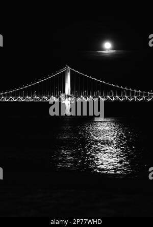 Busan, Corée du Sud - Mai 2019: Pont Busan Gwangan pris de la plage de Gwangalli la nuit avec la lune Banque D'Images