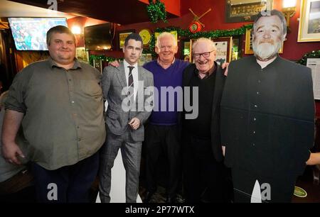 Les clients du McLoughlin's Bar posent avec une coupure de Colin Farrell avant une soirée d'Oscar dans le pub de l'île d'Achill où des scènes du film les Banshees d'Inisherin ont été filmées. Date de la photo: Mardi 7 mars 2023. Banque D'Images