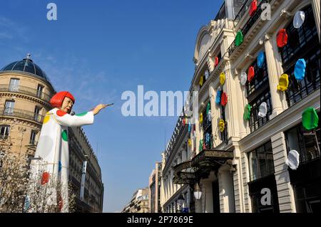 France. Paris (75) 1st arrondissement. Une statue colossale à l'image de Yayoi Kusama (peintre et sculpteur japonais) a été érigée à la fin du mois de février Banque D'Images