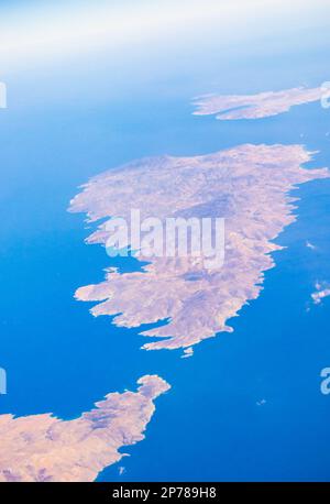 Les îles Andros, Tinos et Mikonos vues depuis l'avion volant à Santorini.Greek îles dans le groupe Cyclades dans la mer Egée. Septembre 2013 Banque D'Images