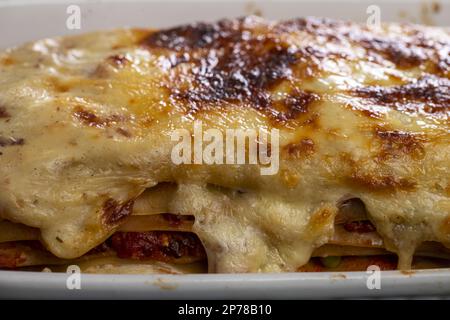 Lasagnes italiennes en caserole blanche Banque D'Images